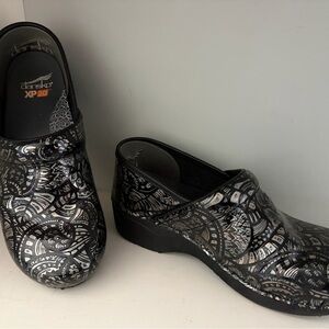 Dansko XP 2.0 Black and Metallic Silver Patterned Clogs size 39/8.5-9. Like new.